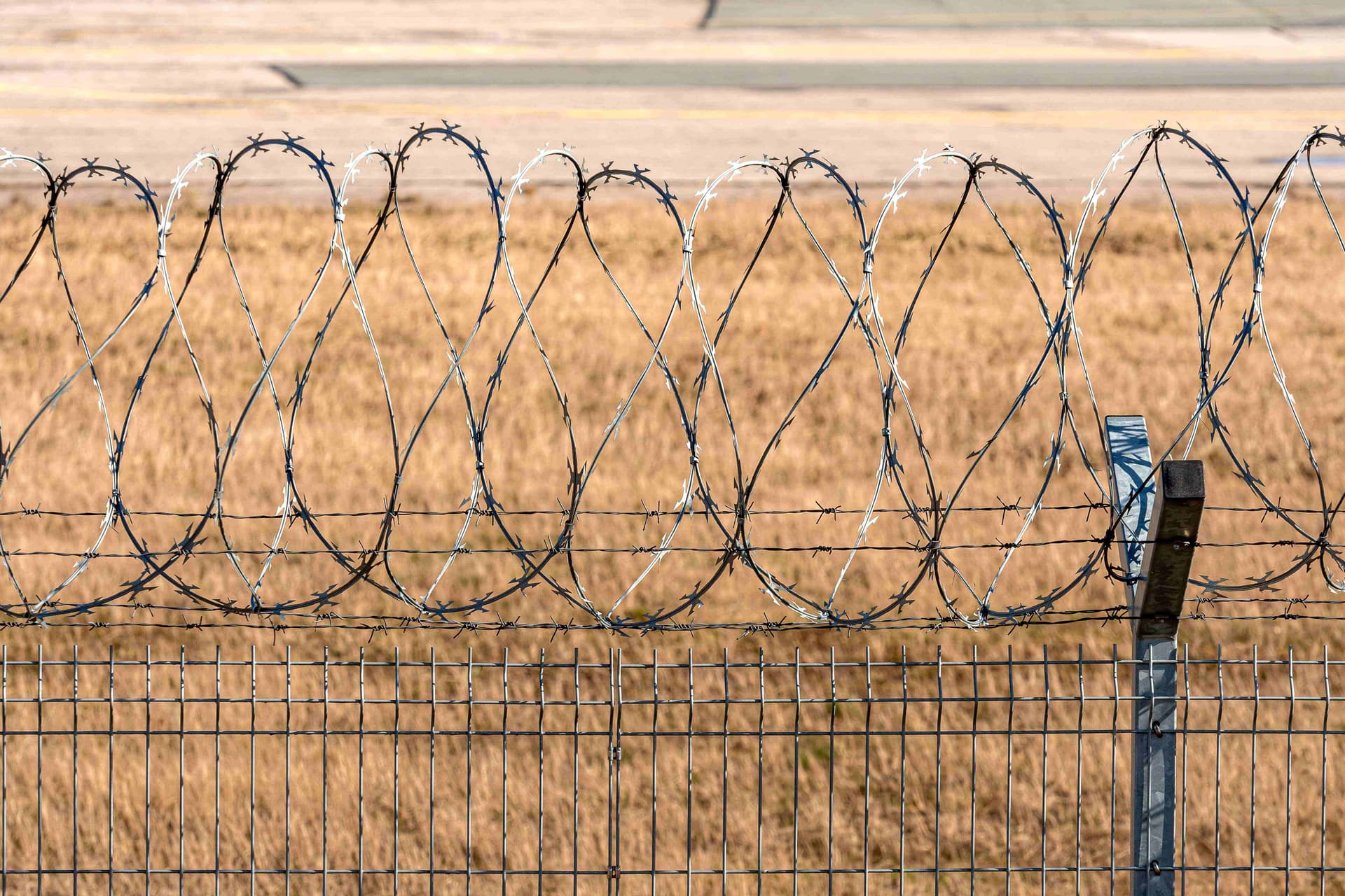 fence-barbed-wire,jpg